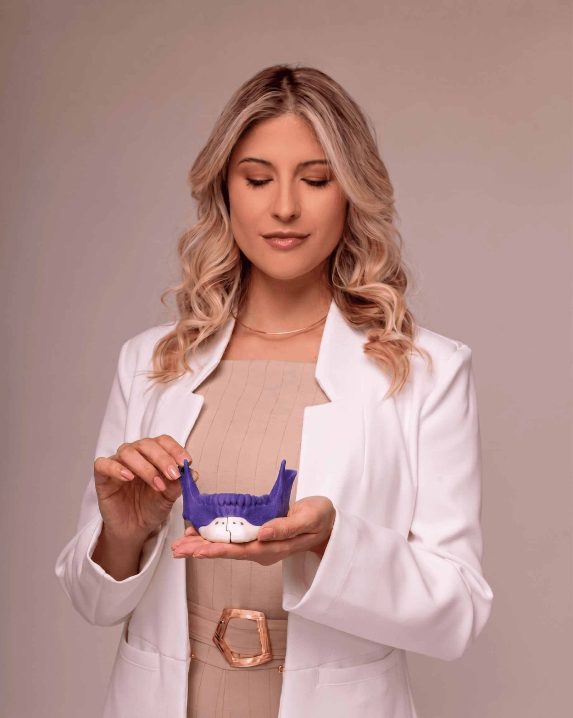 Mandible model with a chin prosthesis